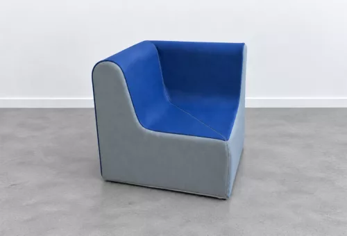 Chauffeuse d'angle enfant bleu / gris en mousse pour l'aménagement des crèches.