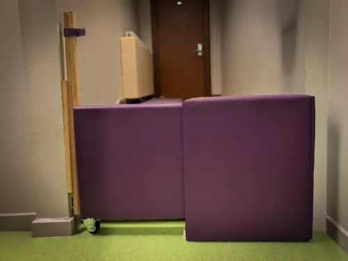 portillon coulissant en bois garni de mousse pour crèche