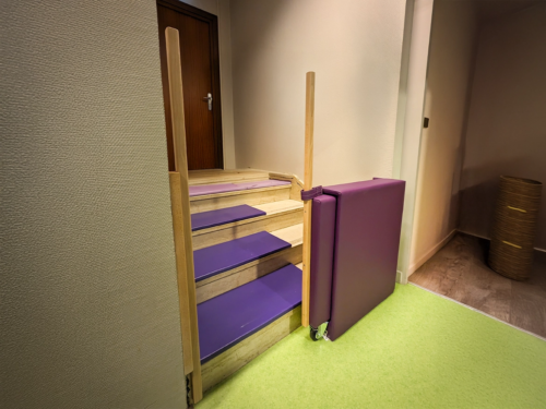 portillon coulissant en bois garni de mousse pour crèche