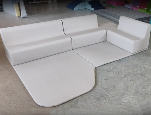 Banquettes sur-mesure et tapis en forme