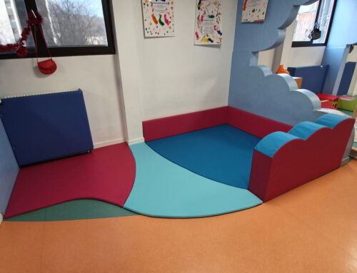 Espace de regroupement semi ouvert avec tapis en forme, dosseret, protection de radiateur et banquette en vague
