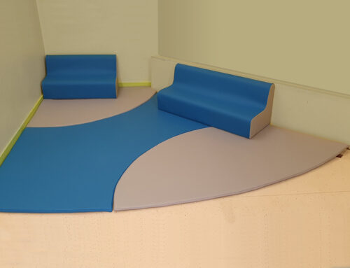 Espace de regroupement forme spéciale avec tapis arrondis et banquettes assorties