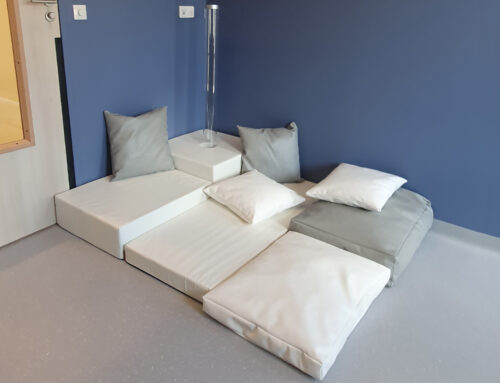 Espace sensoriel avec matelas et coussins douillets
