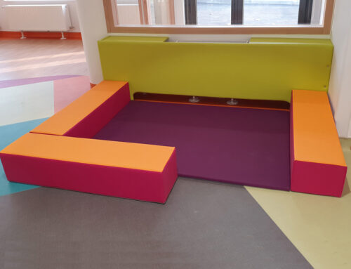 Espace bébé multicolor avec poutres, tapis et protection de radiateur