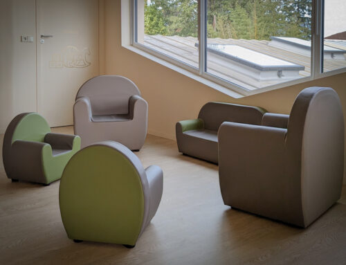 Espace détente avec fauteuils et banquettes club pour adultes et enfants