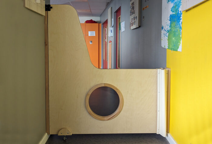 Portillon en bois avec oculus pour crèche René HENRY