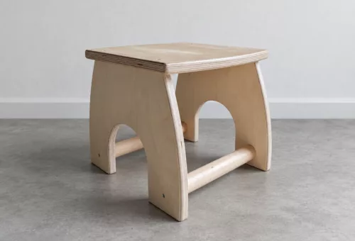 Tabouret enfant en bois pour l'aménagement des crèches
