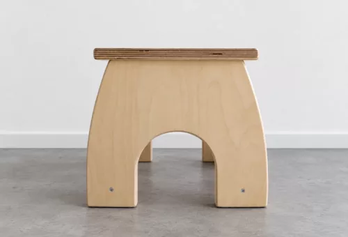 Tabouret enfant en bois pour l'aménagement des crèches