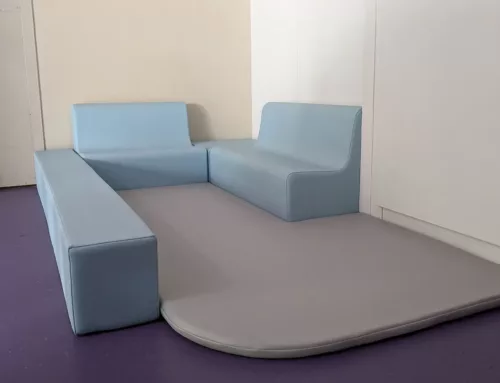 Espace de regroupement avec banquettes & poutre en mousse et tapis en forme