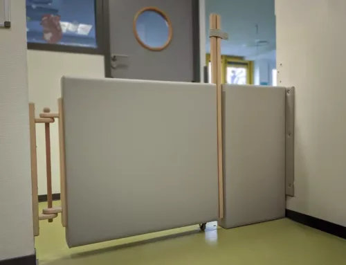 Barrière de séparation crèche bois garni