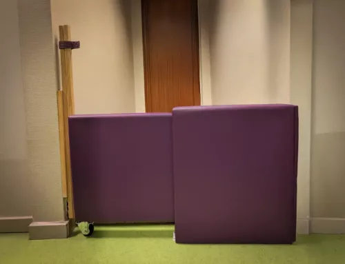 Barrières de séparation coulissante en bois garni