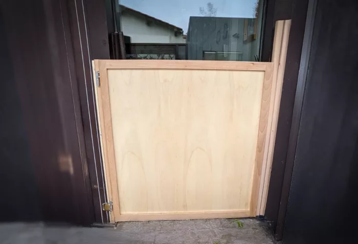 portillon bois pour sécuriser l'accès extérieur crèche