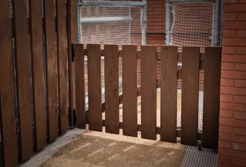 Portillons et barrières en bois pour extérieur crèche