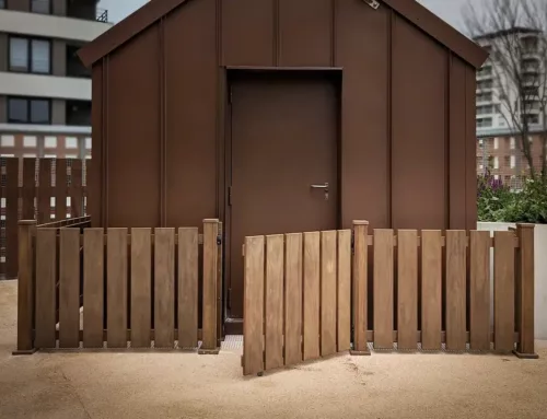 Portillon et barrière en bois – Fermeture espace extérieur crèche