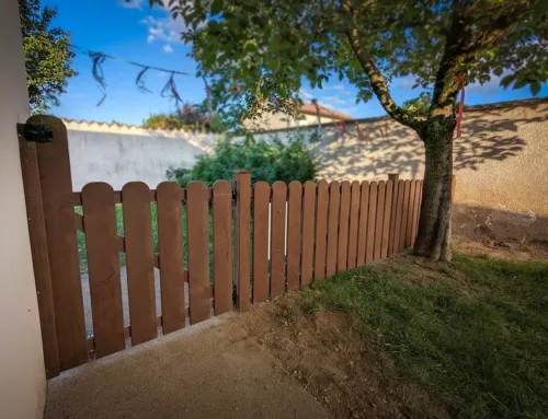 Portillon et barrière en bois – Accès sécurisé vers jardin de crèche