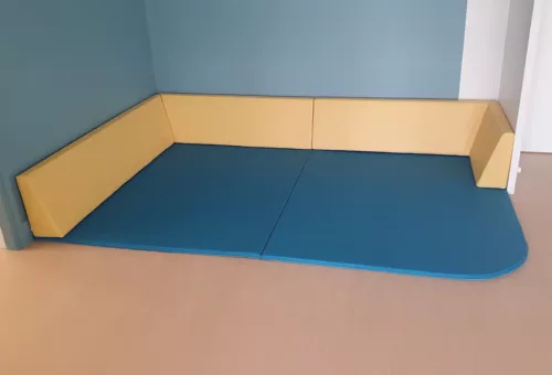 espace de regroupement avec tapis arrondi