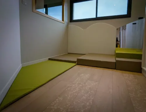 Espace sensoriel avec matelas de différentes hauteurs et déclinaisons de gris